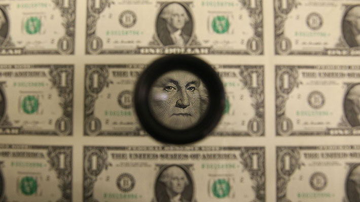Dólar se anota con la mayor alza diaria en más de un año tras primera vuelta