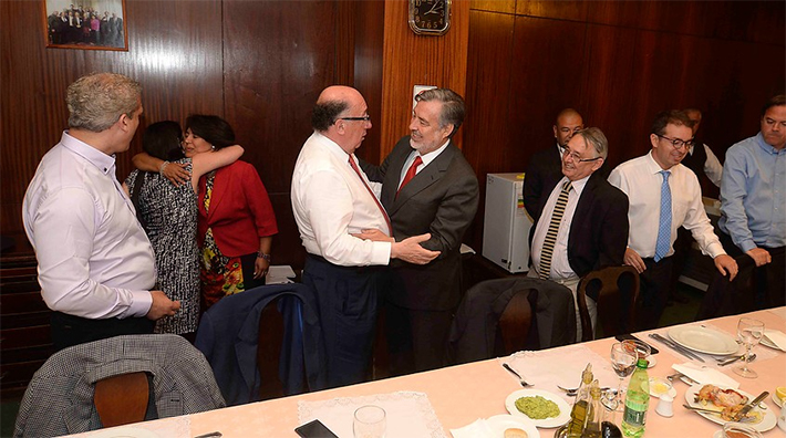 Guillier se reúne con bancada DC en el Congreso en la previa a encuentro con la directiva de la falange