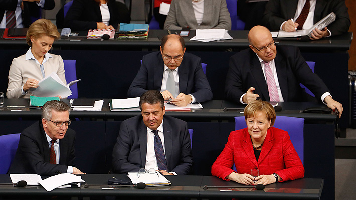 Alemania: Partido de Merkel cree que las negociaciones para formar Gobierno comenzarán en enero