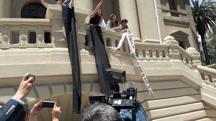 Manifestantes interrumpen actividad de Piñera en el frontis del MAC