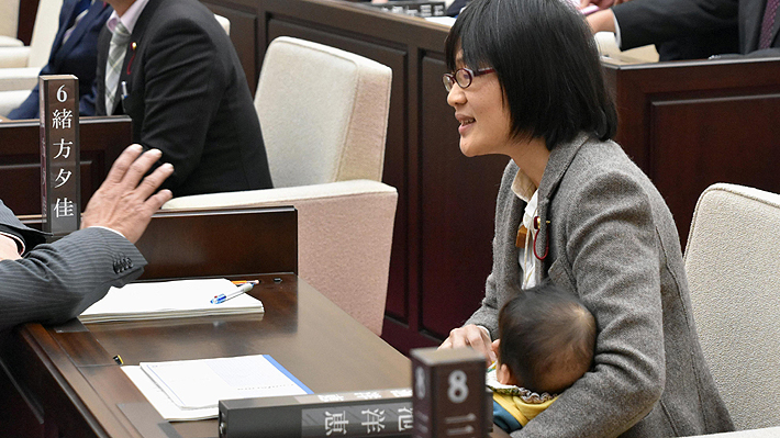 Polémica en Japón por caso de concejala que fue amonestada por llevar a su hijo a una sesión municipal