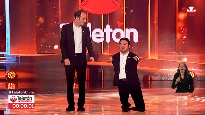Stefan Kramer presenta una rutina conciliadora junto a "Oscarito" para el cierre del primer bloque de la Teletón 2017