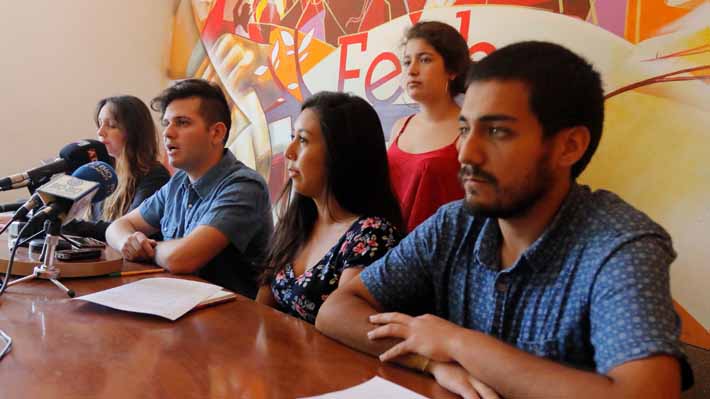 Estudiantes universitarios y secundarios hacen llamado a votar "contra Pi&ntilde;era" en segunda vuelta