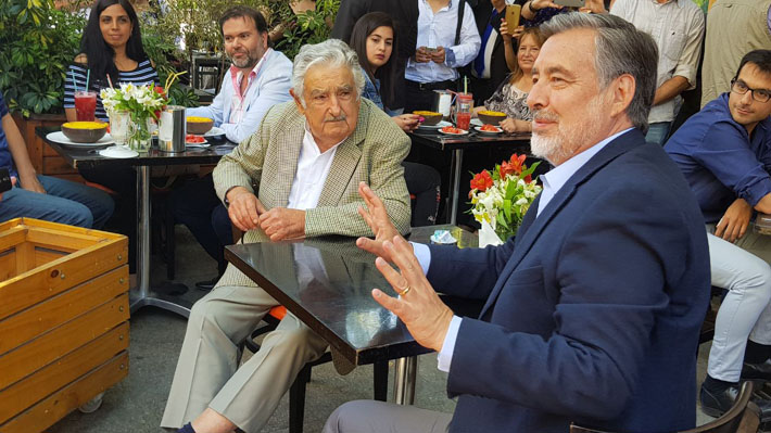 Mujica alaba elecciones chilenas y asegura que pocos países pueden elegir "entre dos ciudadanos calificados"