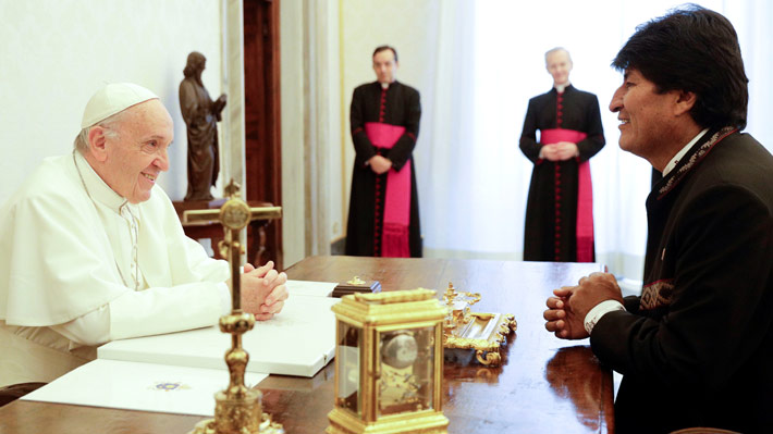 Papa Francisco y Evo Morales se reunieron en el Vaticano sin intercambio de regalos