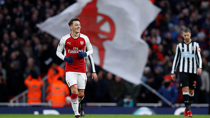 Mira la espectacular volea de Mesut Özil que abri&oacute; la cuenta para el Arsenal de Alexis ante el Newcastle