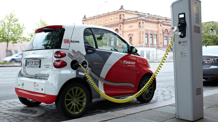 Boom el&eacute;ctrico: Las se&ntilde;ales que adelantan el fin de los autos a combustible