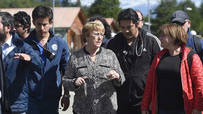Presidenta Bachelet asegura que trabajos en Villa Santa Lucía continuarán "hasta que el pueblo se recupere"