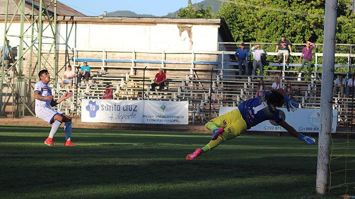 Carlos Julio, el "Claudio Bravo" de la 2.a División a quien le lanzaron nueve penales en el torneo y no le marcaron ninguno