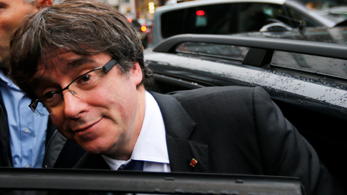 Puigdemont propone a Rajoy una reuni&oacute;n para negociar por Catalu&ntilde;a pero fuera de Espa&ntilde;a