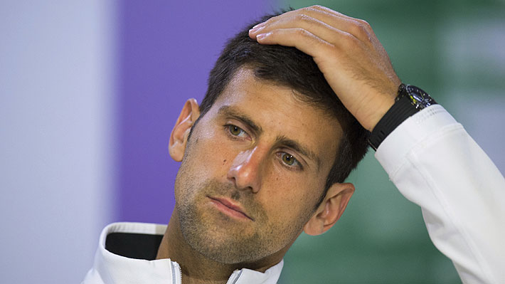 Djokovic se resiente de lesión que lo tuvo cinco meses parado y podría correr riesgo su presencia en el Abierto de Australia