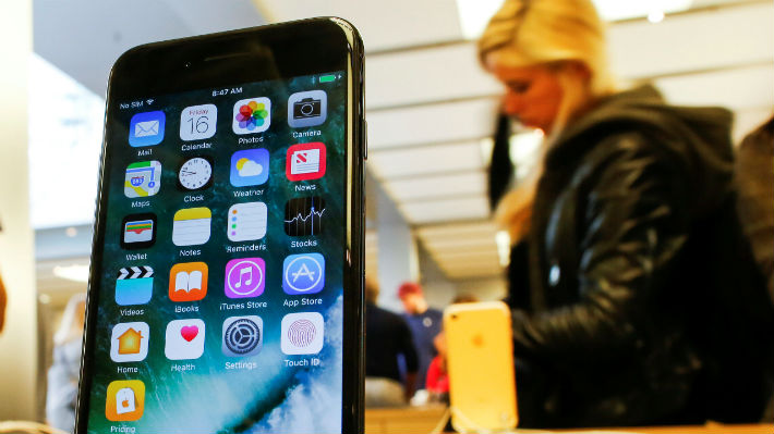 Apple reduce el costo de cambiar su batería ante la lluvia de críticas por problemas en sus iPhone