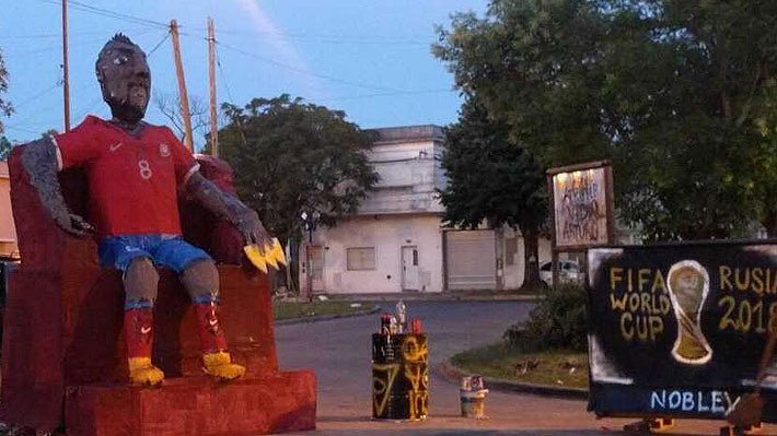 Otra burla: Así quemaron en Argentina el muñeco de Arturo Vidal mirando el Mundial por TV