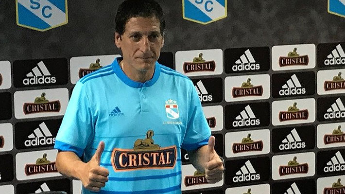 Mario Salas fue presentado como DT de Sporting Cristal y promete reforzarse con jugadores del fútbol chileno