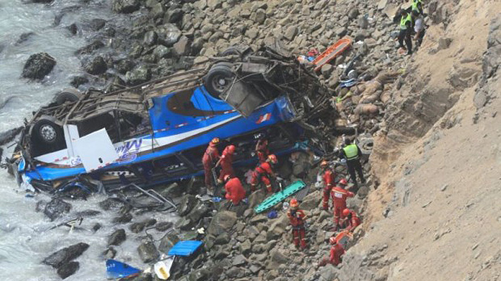 Al menos 20 muertos deja caída de bus a un barranco en carretera de Perú
