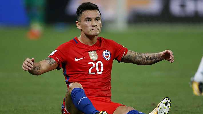 Aránguiz revela que no habla con sus compañeros de la "Roja" tras caer ante Brasil y "justifica" críticas de esposa de Bravo