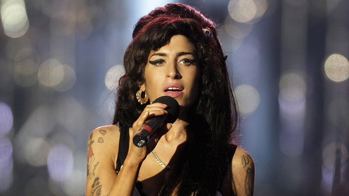 Padre de Amy Winehouse asegura que se le aparece el fantasma de su hija