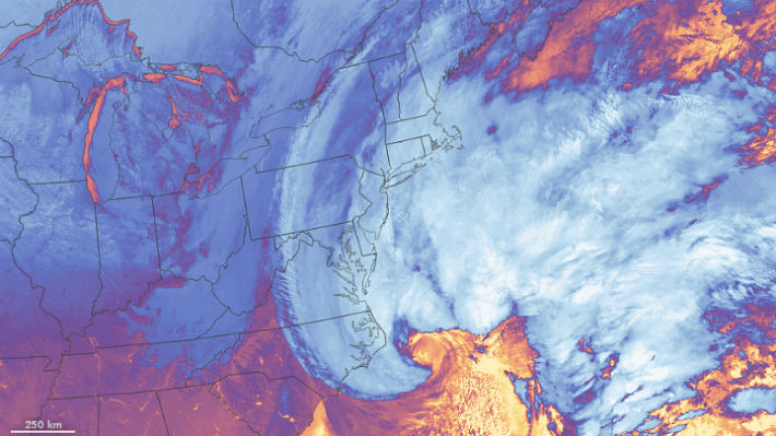 La NASA revela las imágenes satelitales del avance del "ciclón bomba"