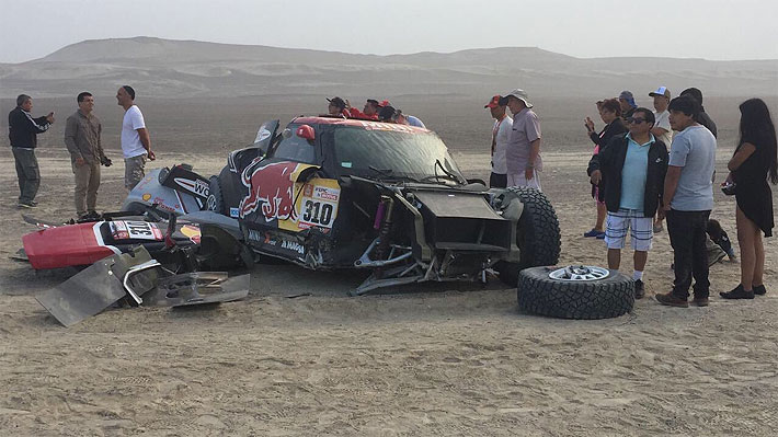 Las alucinantes imágenes del espectacular volcamiento que dejó un auto destrozado en el Dakar y que dieron la vuelta al mundo
