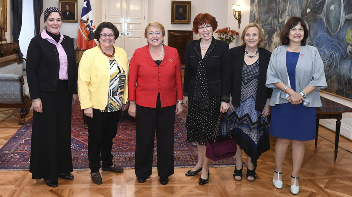 Bachelet acepta cargo internacional: Será sucesora de viuda de Mandela en programa mundial de salud