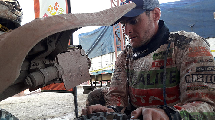La cruda jornada que vivió la legión chilena en la primera y "barrosa" etapa maratón del Rally Dakar