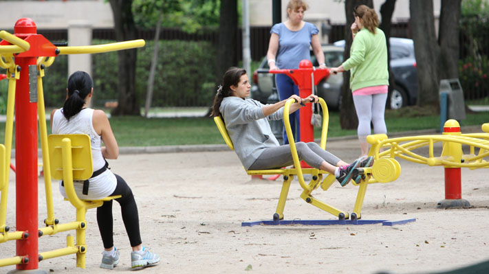 Providencia evalúa reglamentar uso de parques de la comuna como gimnasios