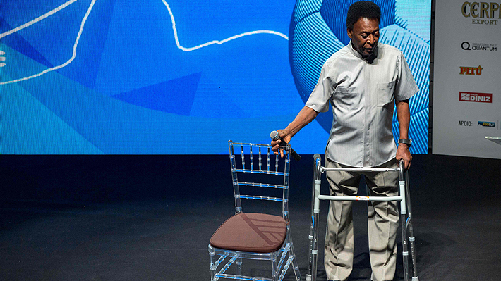 Por problemas físicos, Pelé se ve obligado a dar charla con un andador: "Son mis nuevas zapatillas"