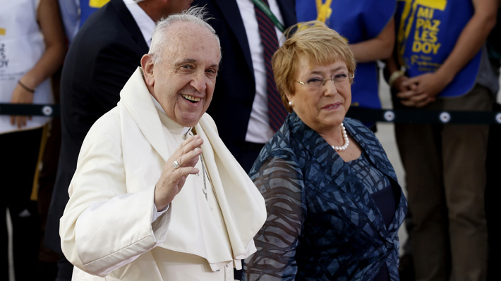 Salidas de protocolo y el canto que deslumbró: Los hitos que marcaron la llegada del Papa Francisco a Chile