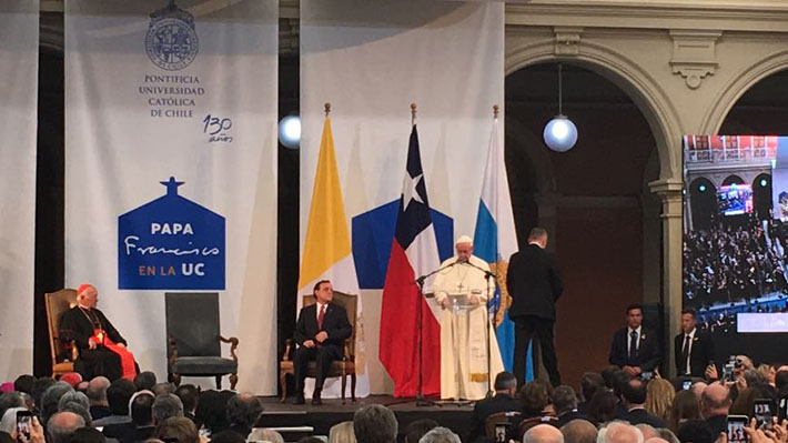 Papa reconoce rol histórico de la PUC y aboga por "enseñar a pensar y a razonar de manera integradora"