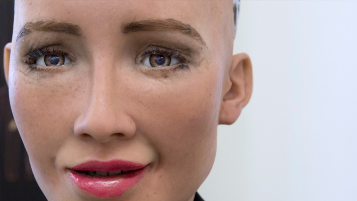 Líder de inteligencia artificial en Facebook se enfrenta con el robot Sophia: "No es más que una marioneta"