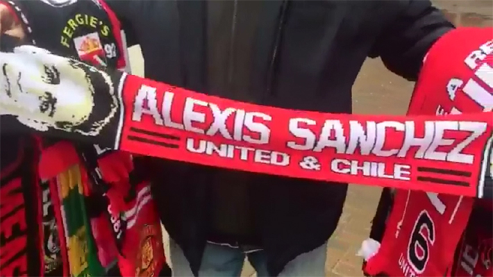 Alexis vuelve a no ser citado en Arsenal y afuera del estadio del United ya venden bufandas con su cara