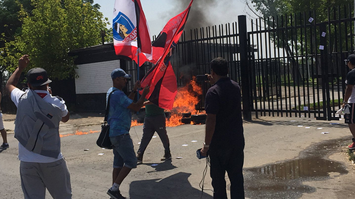 Hinchas de Colo Colo encendieron barricadas en el Monumental y pidieron salida de Mosa