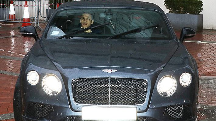 En sus primeros días en Manchester, Alexis muestra donde vive y su lujoso auto de 128 millones de pesos