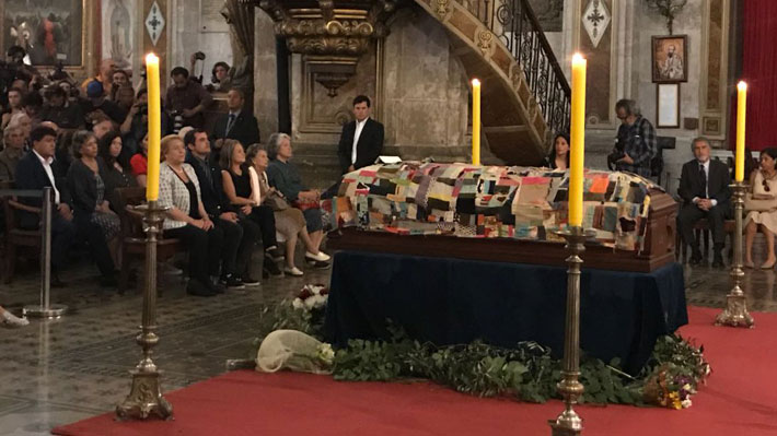 Presidenta Bachelet participa del velatorio de Nicanor Para en la catedral