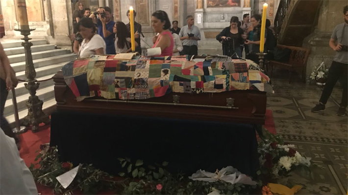Cubierto por un telar de su madre y con música de su hermana: Nicanor Parra fue velado en la Catedral de Santiago