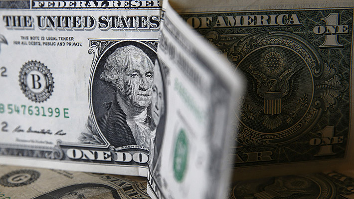 ¿Seguirá bajo los $600?: Expertos analizan caída del dólar y cómo se proyecta