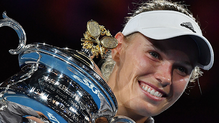 Australia tiene nueva reina: Caroline Wozniacki gana una espectacular final a Simona Halep y gana su primer Grand Slam