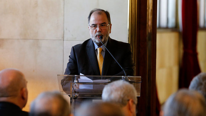 Ministro de Economía sufre preinfarto cerebral y es internado en una clínica de Santiago