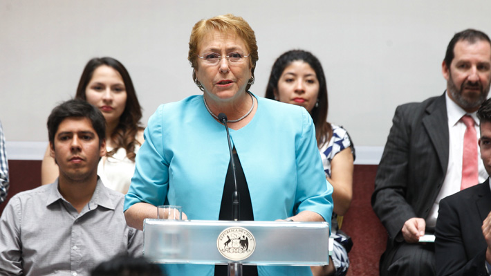 Bachelet viajará mañana a Temuco en medio de crisis por "Operación Huracán"
