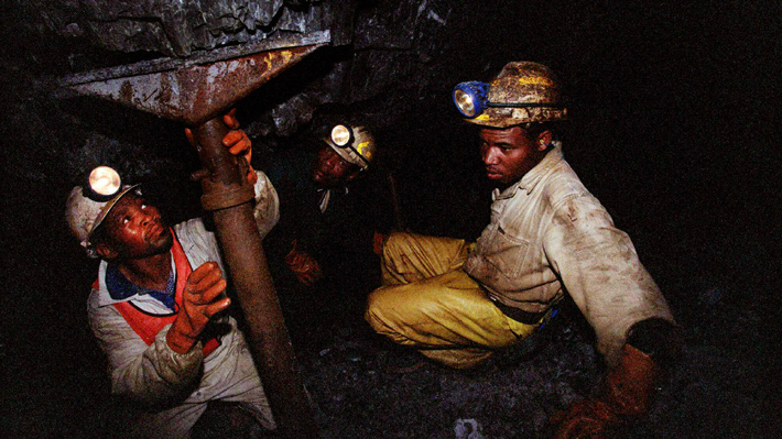 Unos 950 trabajadores quedan atrapados en una mina de oro en Sudáfrica tras corte de luz