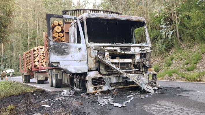 Cuatro camiones y tres retroexcavadoras resultan quemadas en nuevo ataque incendiario en Contulmo