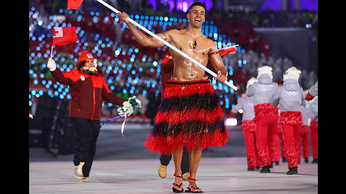 Abanderado de Tonga desfila a torso desnudo y se roba las miradas en la apertura de los JJ.OO. de Invierno