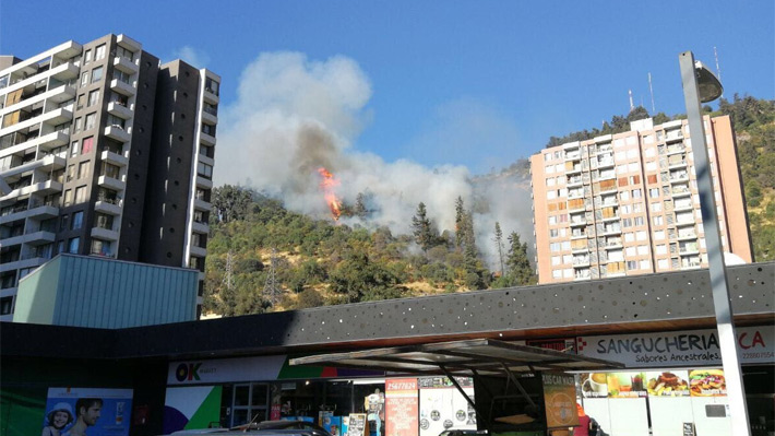 Bomberos trabaja para controlar incendio forestal en el cerro San Cristóbal