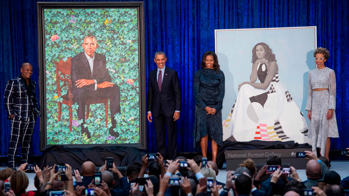 La familia Obama reaparece para presentación de retratos