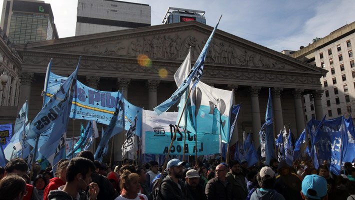 Trabajadores públicos argentinos inician huelga general en rechazo a "despidos masivos"