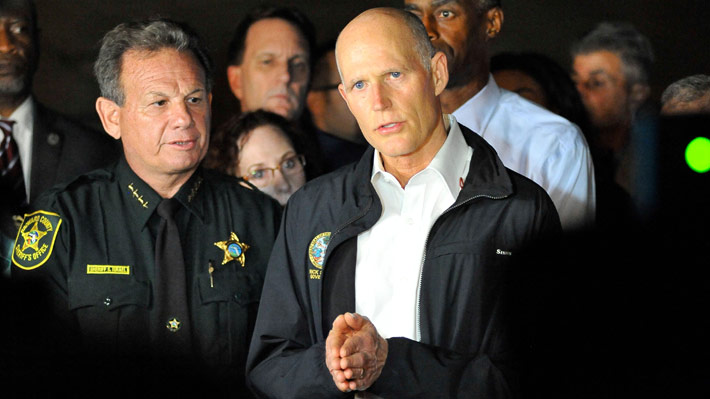 Gobernador de Florida llama a tener una "verdadera conversación" sobre el uso de armas en EE.UU.