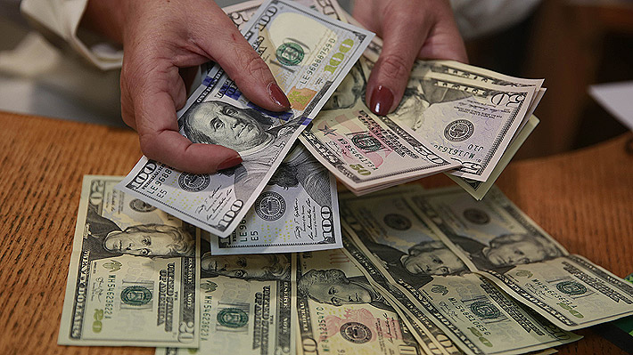 Dólar en Chile no detiene caída y toca nuevos mínimos en más de tres años