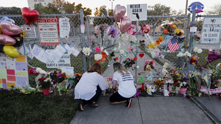 #NeverAgain: La campaña de los estudiantes que sobrevivieron al tiroteo en Florida y que busca exigir reformas a la ley de armas