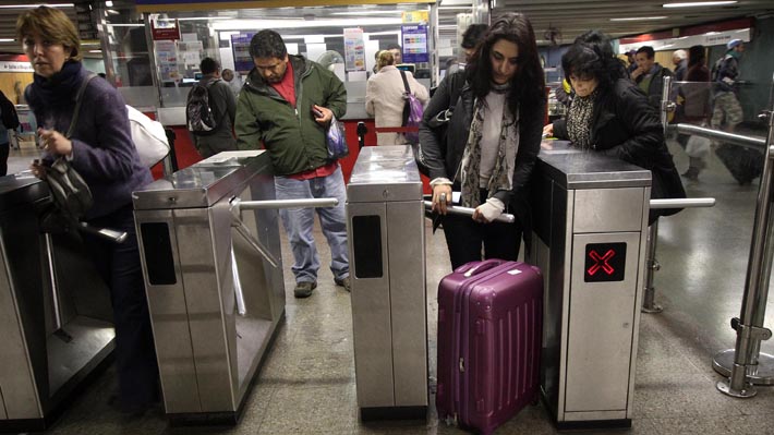 Metro aclara que alza del Transantiago "es decisión del panel de expertos" en medio de llamado a evasión masiva