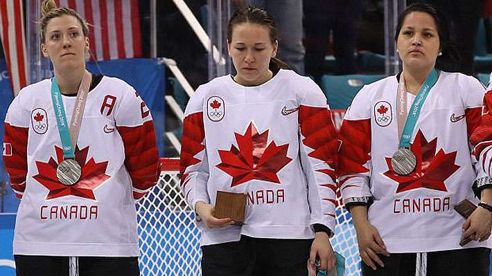 La polémica reacción de seleccionada canadiense de hockey tras recibir una medalla en los JJ.OO. de Invierno